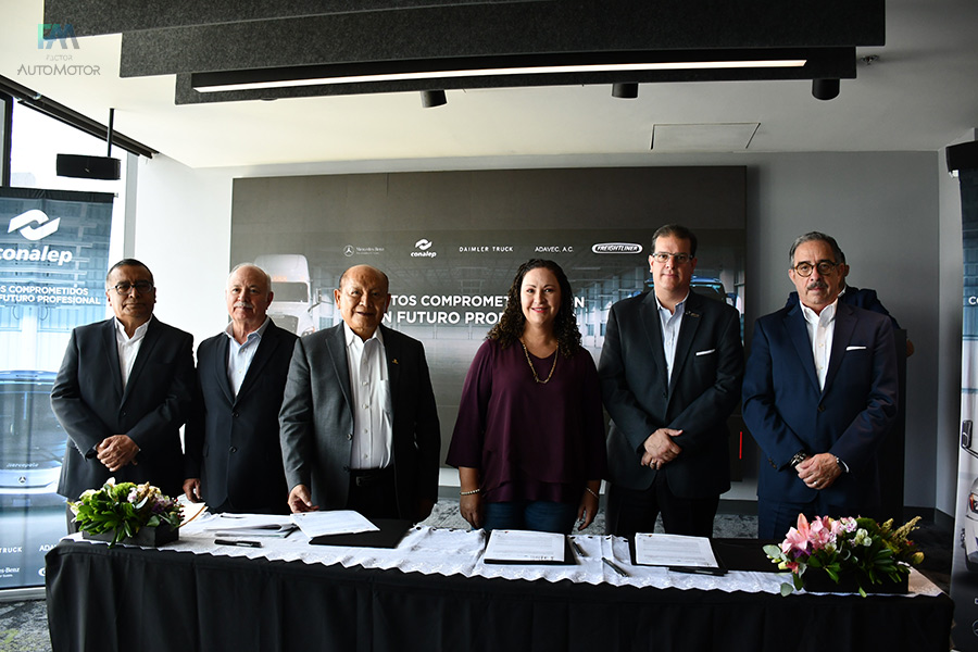 Daimler y Adavec impulsan el desarrollo de técnicos del Conalep