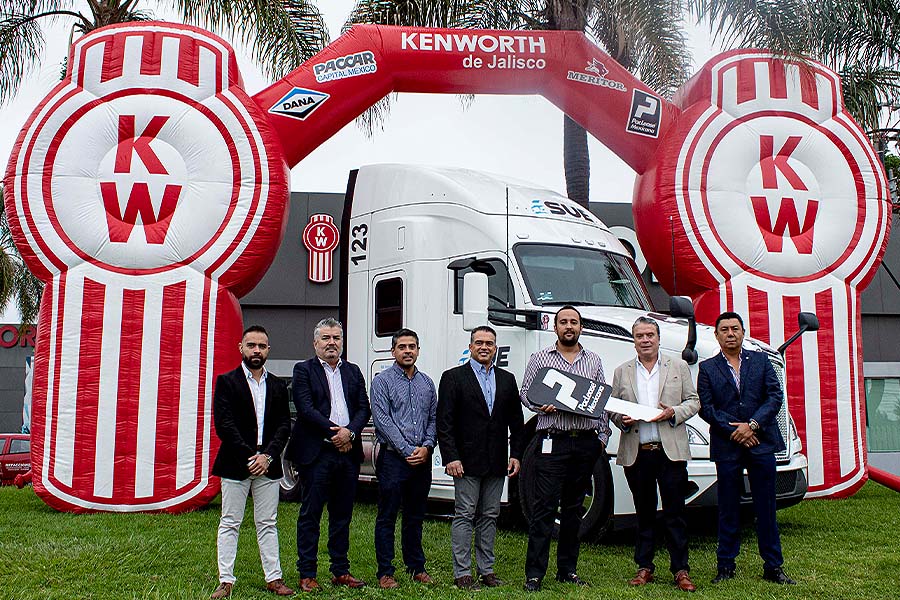 Pascual Montañez, director comercial de unidades acompañado de Héctor Flores Ibarra, presidente de Kenworth de Jalisco entregó de forma simbólica la llave de los 50 T680 Next Gen a SUE Transporte