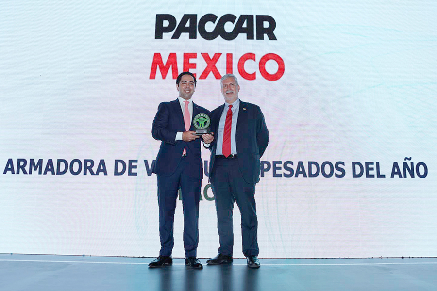 Francisco González Díaz, presidente de la INA entregó el premio a Javier Valadez, director de operaciones México y Responsabilidad Social de Kenworth.