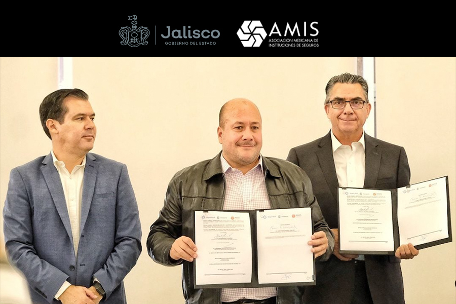 Diego Monraz Villaseñor, secretario de transporte; Enrique Alfaro, gobernador, ambos del gobierno de Jalisco acompañados de  Juan Patricio Riveroll, presidente de la AMIS