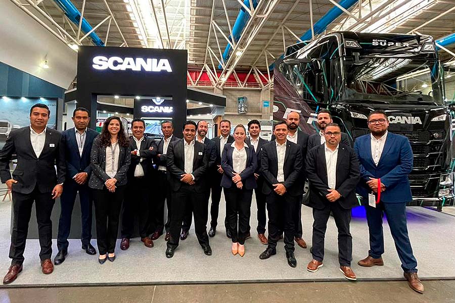 Mauricio De Alba, director de ventas y postventa  y Miguel Guerrero Robles,  responsable de marketing y comunicación acompañados del equipo de Scania  Trucks México