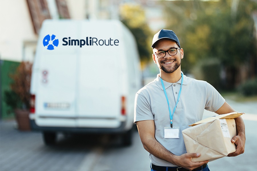 Colaborador de SimpliRoute entregando uno de los paquetes a su cargo, con el apoyo de un vehículo de la compañía.