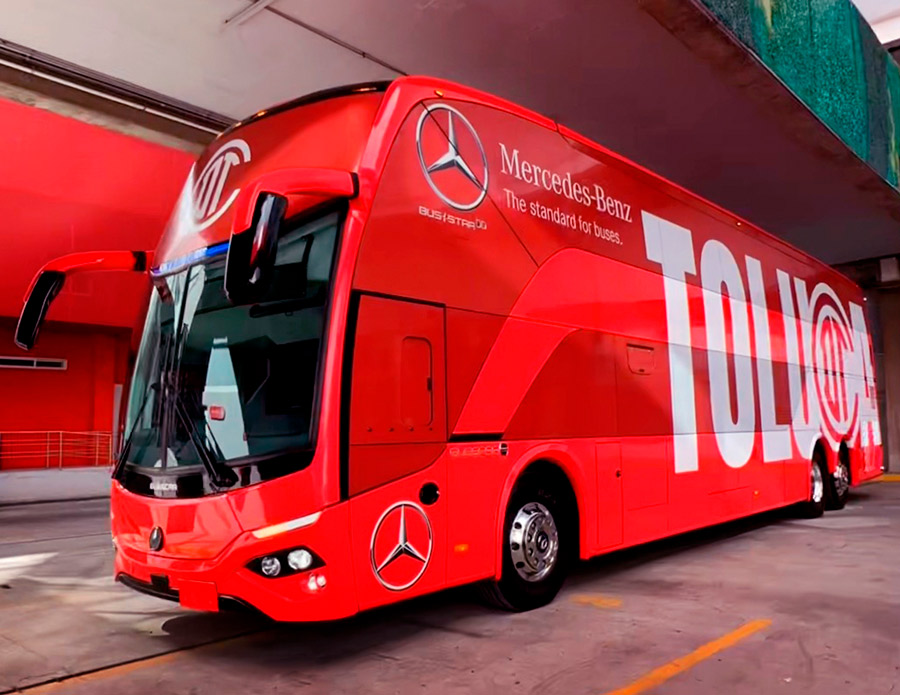 El nuevo autobús de Mercedes-Benz con cromática del equipo de futbol los "Diablos Rojos del Toluca".