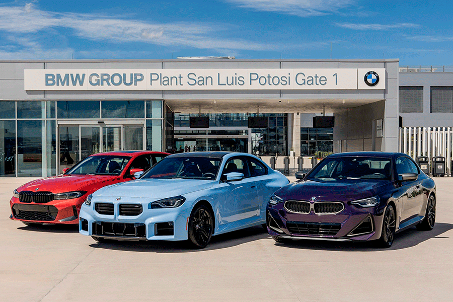 Fachada de la planta de BMW en San Luis Potosí, con tres automóviles de la marca.   