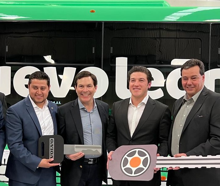Francisco Loera, gerente de ventas de Volvo Buses; Abelardo Osuna, director general de Transpais y Samuel García, gobernador de NL y José Luiz Moraes Goes, director general de Marcopolo México.