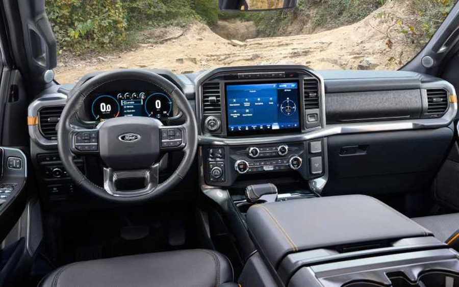Interior de la nueva pickup de Ford, volante y pantalla táctil destacan al frente.