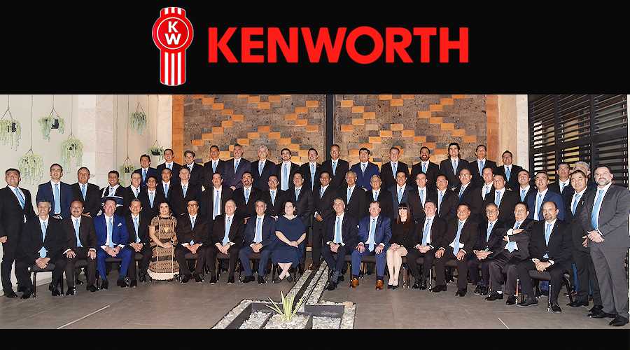 Concesionarios de Kenworth Mexicana reunidos en la Junta Nacional anual, en la ciudad de Oaxaca.