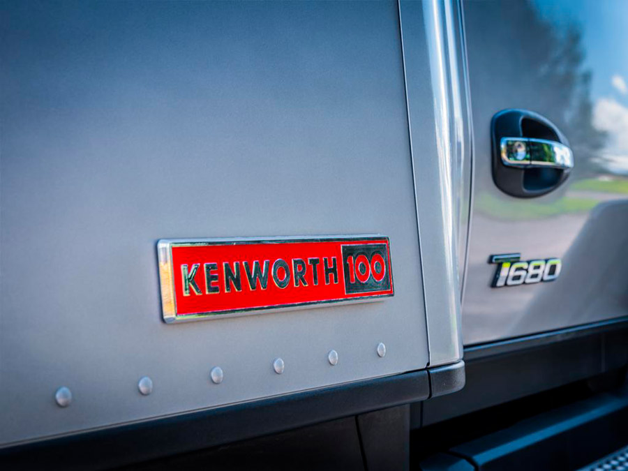 Placa Kenworth 100 en el vehículo de edición especial 