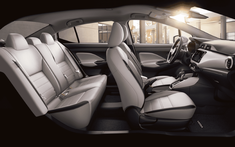 El interior del Nissan Versa 2023 es llamativo y renovado.