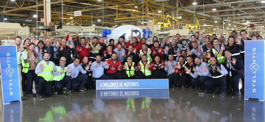 Colaboradores de Stellantis celebran la producción de 6 millones de motores Pentastar en el país.