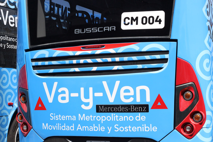 Logo de la empresa Va-y-Ven en la parte trasera de los autobuses Mercedes-Benz