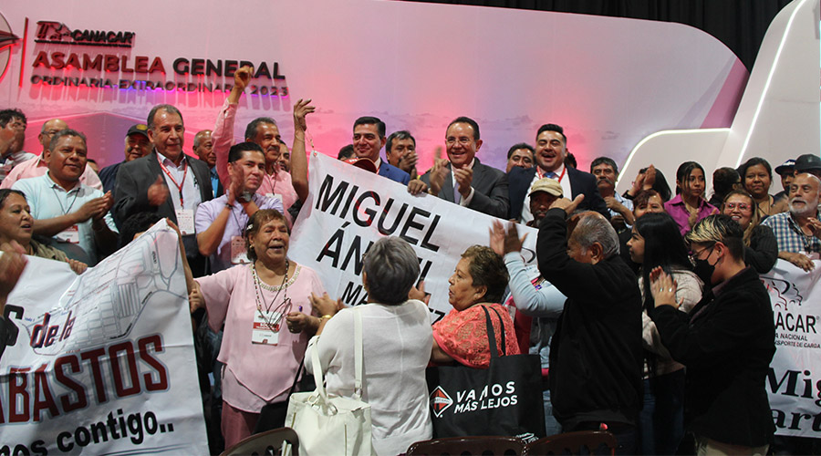Miguel Ángel Martínez, presidente de la cámara  acompañado de Christian Valentín Flores, representante de la delegación Central de Abastos de la CANACAR