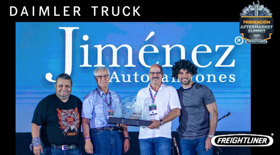 Fernando Jiménez, director general de Jiménez Autocamiones recibe premio por destacar en la categoría Mejor aprovechamiento de iniciativa comercial