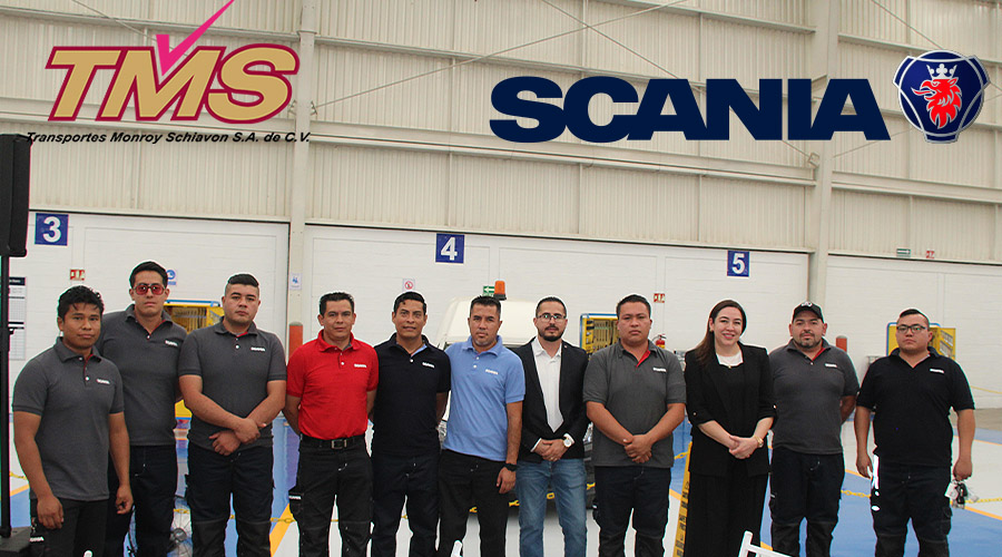 Gisela Quintero, directora de experiencia y servicios al cliente de Scania México acompañada del equipo de técnicos mecánicos en mantenimiento de TMS.