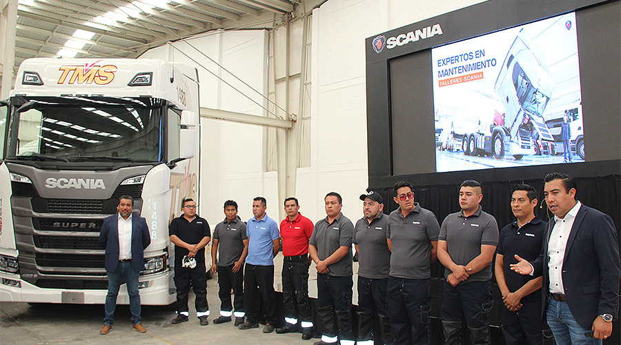 Miguel Guerrero, gerente de marketing y comunicación de SCANIA México  en compañía de Víctor Calderilla, especialista  en pruebas de campo, técnicos mecánicos  y el nuevo Scania SUPER.