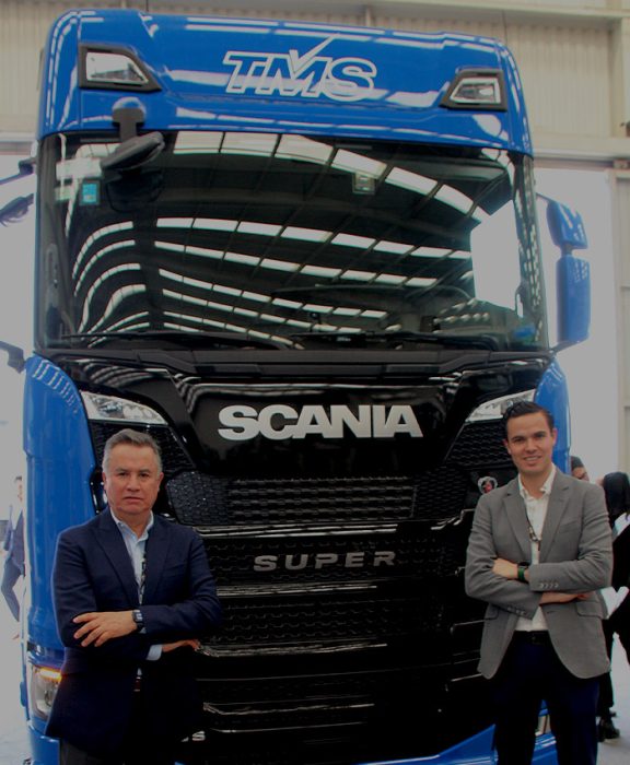 Raúl Monroy Reus, presidente del consejo de administración y director general; Raúl Monroy Otero, gerente de operaciones ambos de TMS y el nuevo tractocamión SUPER de Scania.