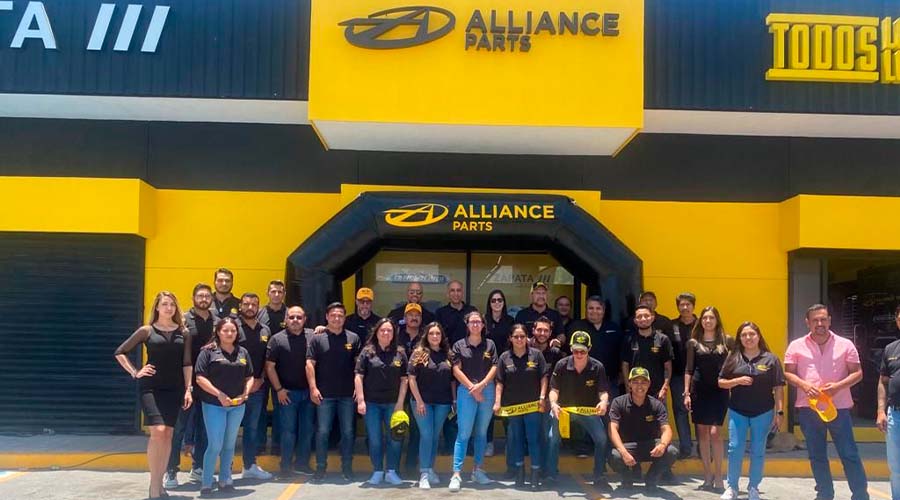 Equipo de Zapata Camiones inaugura la nueva tienda Alliance Parts San José de Iturbide