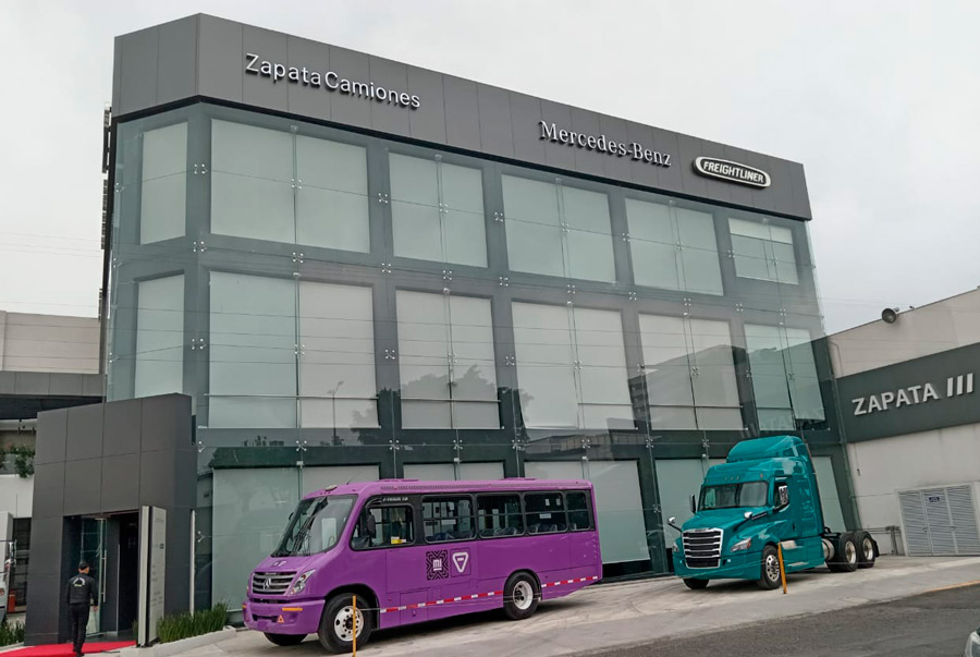 Zapata Camiones Tlalnepantla comercializa autobuses Mercedes-Benz y camiones Freightliner.