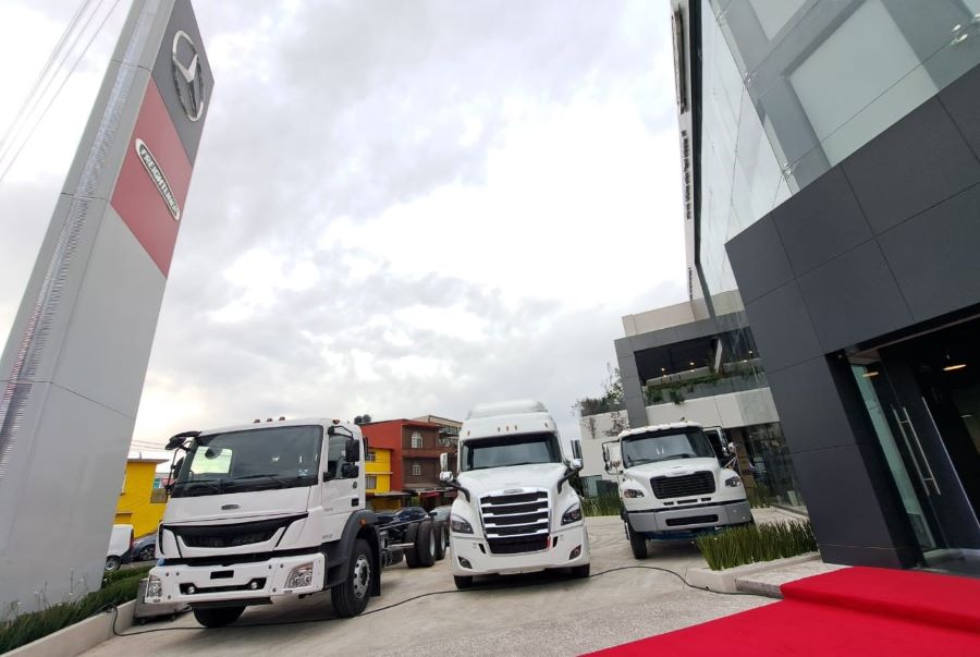 En las nuevas instalaciones de la distribuidora de Zapata, en Tlalnepantla, los camiones FL360, Cascadia y M2.