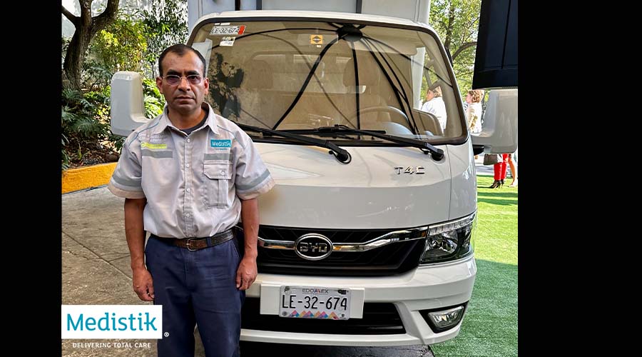 Daniel Santos, operador del camión  100% eléctrico especializado en el transporte de fármacos adquirido por Medistik.