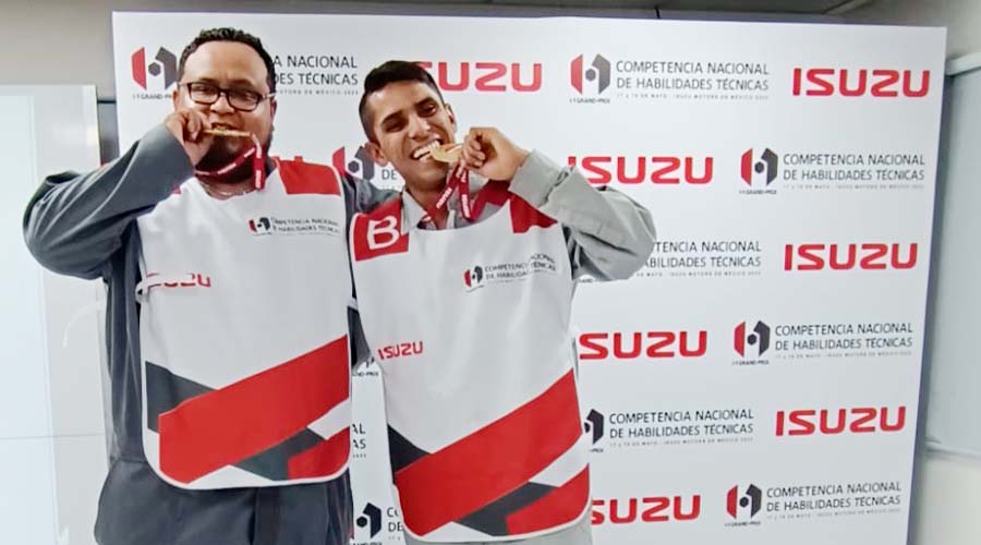 Aguilar Torres de Isuzu Tlaxcala y Miguel Ángel Rodríguez Orozco de Isuzu Nogalar ganadores de de la Competencia Nacional de Habilidades Técnicas 2023 de ISUZU Motors de México.