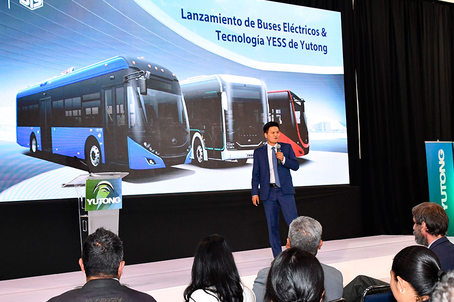 Michael Ren, director comercial de Yutong México, presenta la tecnología YESS de los vehículos eléctricos.