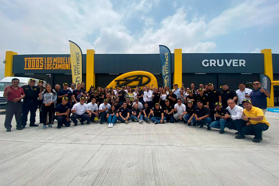 Equipo de postventa de Daimler Truck México acompañó a GRUVER en la inauguración de la sucursal Alliance Parts.