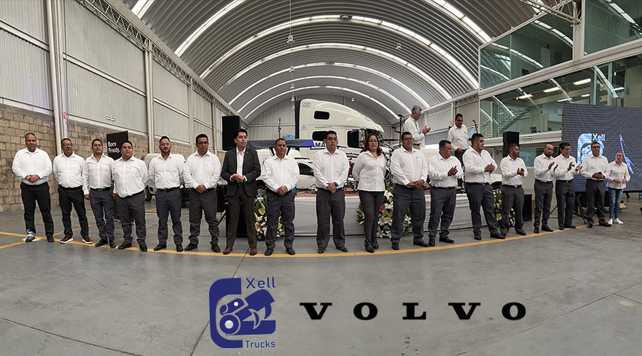 Juan José Hernández Jiménez, gerente general de Xell Trucks en compañía de Israel Caltenco España  y equipo de Volvo Xell Truck Cuautitlán.