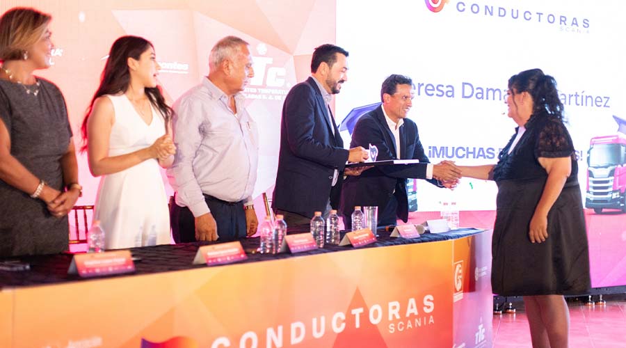  Mauricio de Alba, director comercial de venta y postventade Scania Trucks México entrega los certificados a las 10 mujeres operadoras del programa Conductoras Scania.