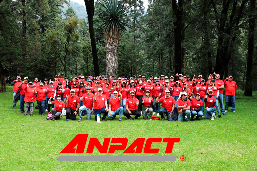 Representantes de la ANPACT al reforestar los bosques de Ocoyoacac