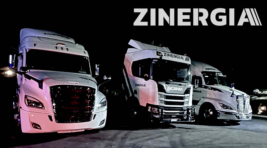 Tractocamiones de las marcas Freightliner, Scania y Kenworth con  el logotipo de la compañía ZINERGIA