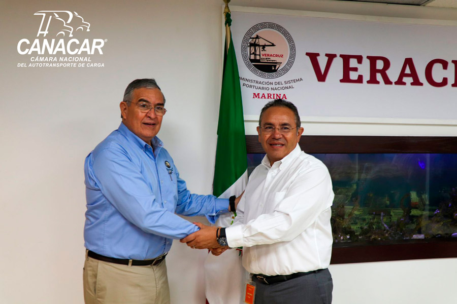 Romel Ledezma Abaroa, titular de la Administración del Sistema Portuario Nacional de Veracruz, ASIPONA y Miguel Ángel Martínez, presidente de la CANACAR.