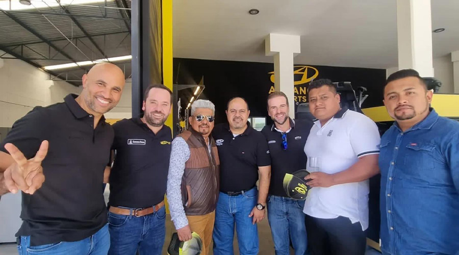 San Caraballo, director de Postventa Daimler Truck México acompañado de Alejandro Rivera, director general de Camiones rivera y su equipo de colaboradores en la inauguración de la nueva tienda Alliance Parts en Puebla.