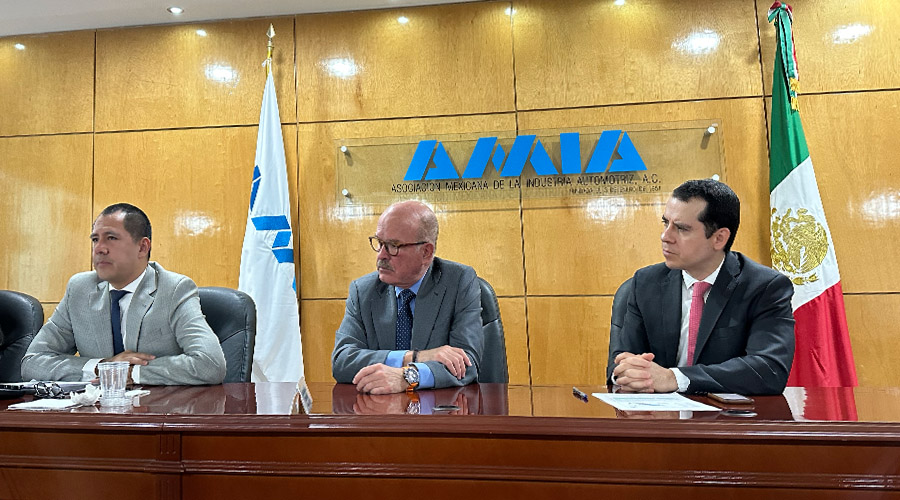 Odracir Barquera, director general; José Zozya, presidente ambos de la AMIA acompañados de Armando Cortes, director general de la INA en la conferencia mensual de producción