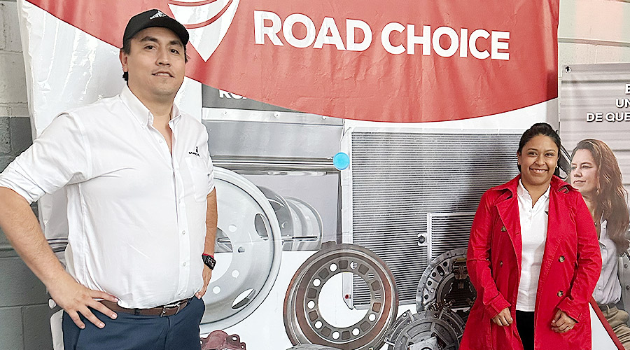 Gabriel González López, director de operaciones de Volvo Trucks México acompañado de Andrea Martínez, gerente de refacciones para Road Choice  