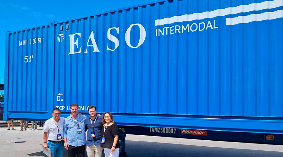 Alonso González, gerente comercial de Unidades Especiales de Fruehauf y Jorge Méndez,  director general de Transportes EASO en la entrega de los 20 chasis de Fruehauf.