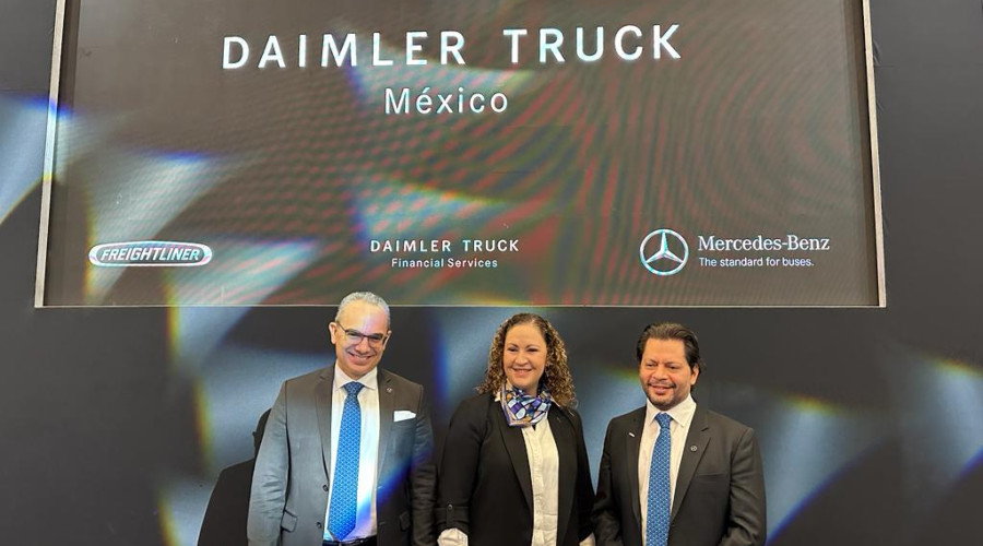 Alexandre Nogueira, CEO de Daimler Buses México, Marcela Barreiro, presidenta y CEO de Daimler Trucks México; y David Velázquez, presidente y CEO de Daimler Trucks Financial Services México presentan sus nuevas unidades en el mercado de autobuses