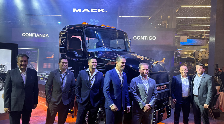 Al centro Eduardo Herrera, vicepresidente de Mack Trucks exportaciones acompañado de Daniel Rodriguez Campos, director comercial; Juan Carlos Uribe, director general de TTM  y Aarón Ramírez, director comercial de TTM 