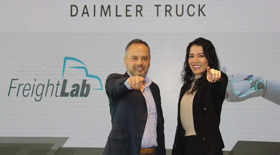 Jorge Vargas, director de Desarrollo de Mercado y Portafolio de Productos en Daimler Truck México  y Itzel Alpízar, gerente de estrategia de conectividad de Daimler Truck México en la presentación de FreightLab