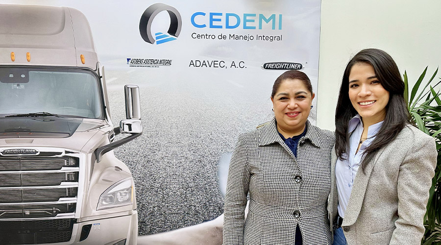 Angélica Martínez, representante de la ADAVEC en compañía de Itzel Alpízar, gerente de estrategia de conectividad de Daimler Truck  en la inauguración del Centro Integral de Manejo, CEDEMI, en Ciudad de México.