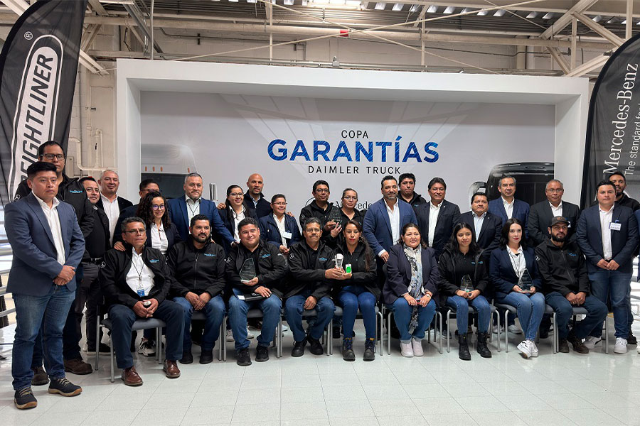 San Caraballo, director de Postventa de Daimler Truck México, junto con los finalistas que participaron en la Copa Garantías.