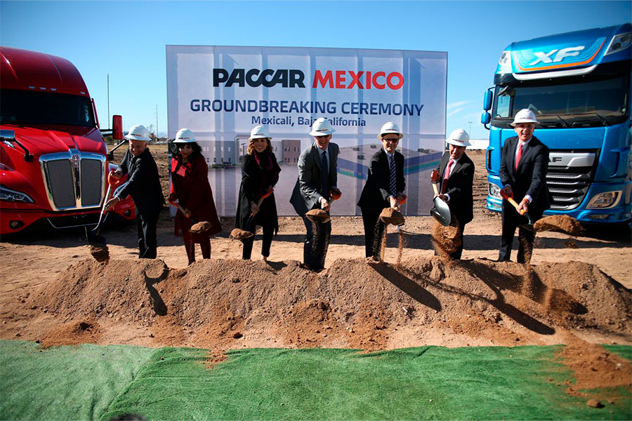  Ceremonia en la que los principales directivos colocan los primeros cimientos de la ampliación y remodelación de la planta de Mexicali de PACCAR México.