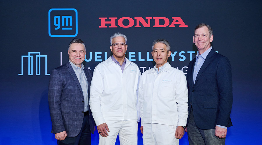 Suheb Haq, presidente de la Full Cell System Manufacturing y LLC; Tetsuo Suzuki, vicepresidente de FCSM hablan del M-Honda inicia producción comercial de sistemas de baterías de combustible de hidrógeno
