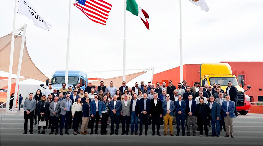 Marcela Barreiro, presidente y CEO de Daimler Truck México, lideró el encuentro con Consejeros de la CANACAR, que dirige Miguel Ángel Martínez Millán.