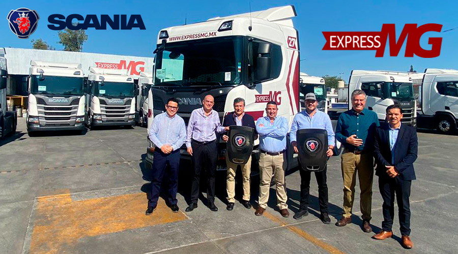 Alejandro Mondragon; CEO de Scania México Enrique González Muñoz, director general de Express MG y Mauricio del Alba, director de cargo Transport Solutions  en la entrega de los 22 tractocamiones con motor Euro VI.