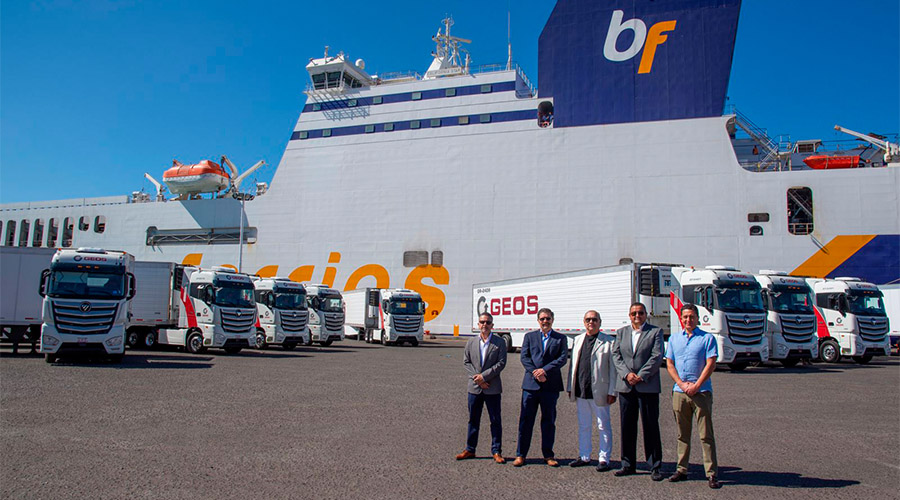  Los primeros 10 tractocamiones EST-A fueron entregados por José Manuel Armenta, director general de FOTON México, a Daniel Ruano Baqueiro, presidente del Consejo de Transportadora Geos, en las instalaciones de Baja Ferries en el Puerto de Pichilingue, en La Paz, Baja California. 