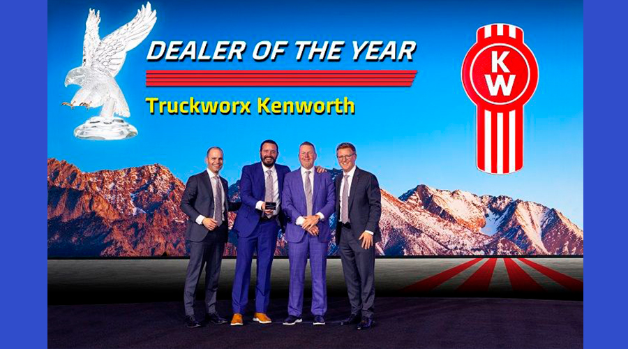 Kevin Haygood, assistant general manager for sales and marketing de Kenworth; Will Bruser, president and chief executive officer; Mike Levering,  chief operating officer de Truckworx y Jim Walenczak, general manager de Kenworth y vice president e PACCAR.