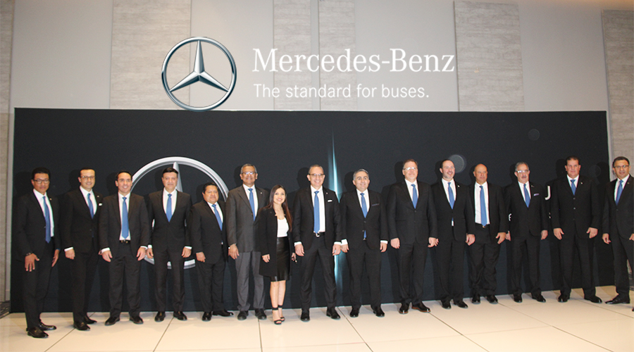 Al centro, Alexandre Nogueira, CEO de Daimler Buses México, acompañado del equipo de ventas, postventa y mercadotecnia, representantes de la red de distribuidores que tienen 80 puntos de venta y servicio en el país, así como directivos de Daimler Truck Financial Services, brazo financiero de la marca. 