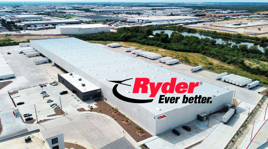 El nuevo almacén multicliente y cross dock de Ryder en Laredo, Texas, está ubicado estratégicamente a lo largo de la frontera entre Estados Unidos y México y fue diseñado para respaldar el crecimiento del nearshoring