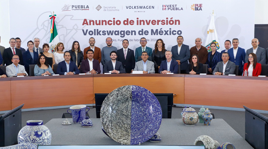 Al centro, Sergio Salomón, gobernador de Puebla y Holger Nestler, presidente y CEO de Volkswagen de México, acompañados de directivos de la firma automotriz alemana y funcionarios estatales.
